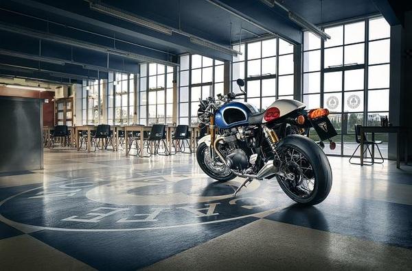 https://www.triumphmotorcycles.com/motorcycles/classic/thruxton-rs/thruxton-rs-ton-up-edition-2022?sc_camp=8E6A2C142B5643C5855A8168BF3C6E64&mkt_tok=NTkxLVdWRy00MzgAAAGAo9gL3vxHQctf1NDTMcm9QH1fVPk7p7O5fjcQ15cZU8r5Hb7n2bVaRpro7Xp2X2_8gx7TeJ_JNDCUe9aTeGhVZ9ZHVBofaINwRKrSK8k0TQ
