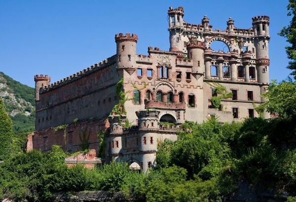 https://www.onlyinyourstate.com/new-york/bannerman-island-drone-ny/?utm_medium=email&utm_source=new-york&utm_campaign=newsletter&lctg=0000000000130643&utm_content=nlbuttonB6