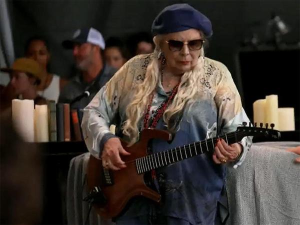 https://pitchfork.com/news/joni-mitchell-gives-rare-surprise-performance-at-newport-folk-festival-watch/