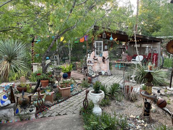 https://www.airbnb.com/rooms/15025313?source_impression_id=p3_1681829763_CHzWrSNHjbX%2BwhY%2F&modal=DESCRIPTION