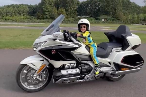 https://www.rideapart.com/news/618175/three-year-old-rides-goldwing/