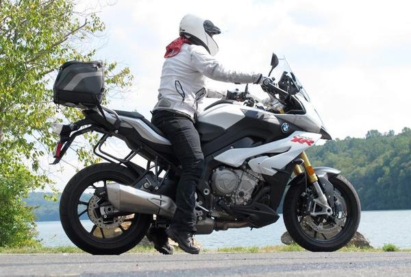https://womenridersnow.com/5-tips-for-short-riders-handling-tall-and-big-motorcycles/