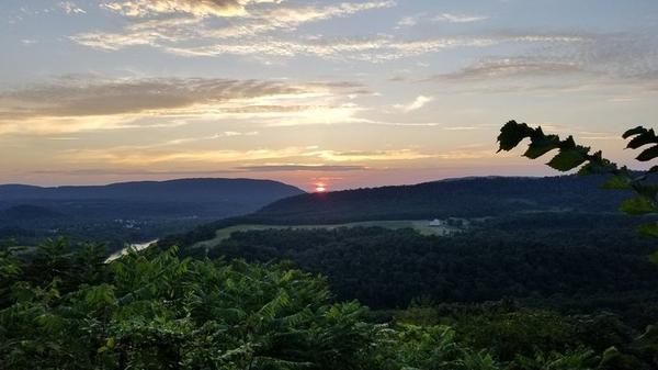 https://www.onlyinyourstate.com/west-virginia/west-virginias-cacapon-mountain-is-one-of-the-best-hiking-summits-for-viewing-multiple-states/?utm_medium=email&utm_source=west-virginia&utm_campaign=newsletter&lctg=0000000000130643&utm_content=nlbuttonB6