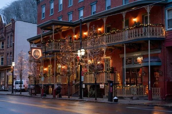 https://www.onlyinyourstate.com/pennsylvania/haunted-inn-jim-thorpe-pa/?utm_medium=email&utm_source=pennsylvania&utm_campaign=newsletter&utm_content=nlbuttonB6