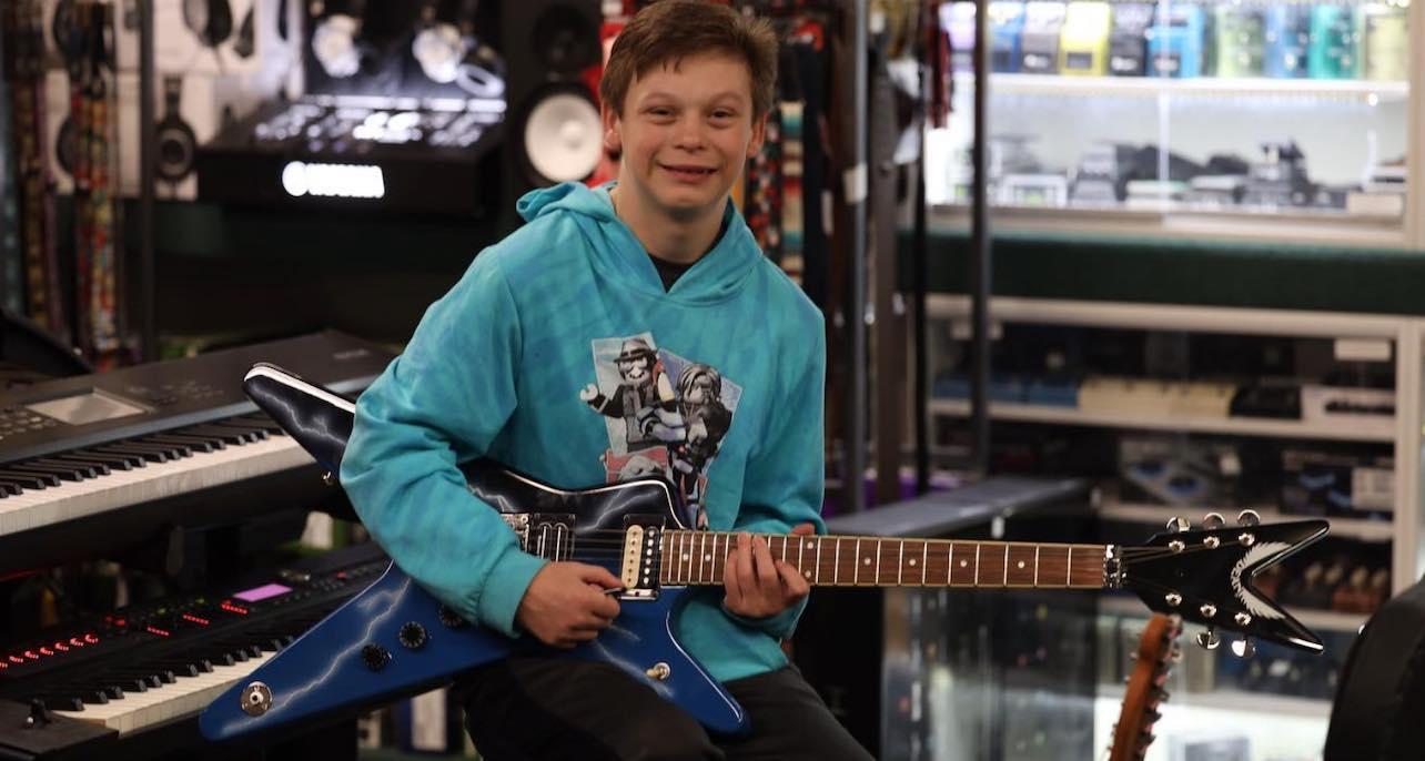 https://www.goodnewsnetwork.org/anonymous-person-buys-pantera-guitar-for-young-rocker-fallon/