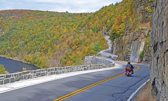 https://www.onlyinyourstate.com/new-york/windiest-road-ny/?utm_medium=email&utm_source=new-york&utm_campaign=newsletter&lctg=0000000000130643&utm_content=nlbuttonB3