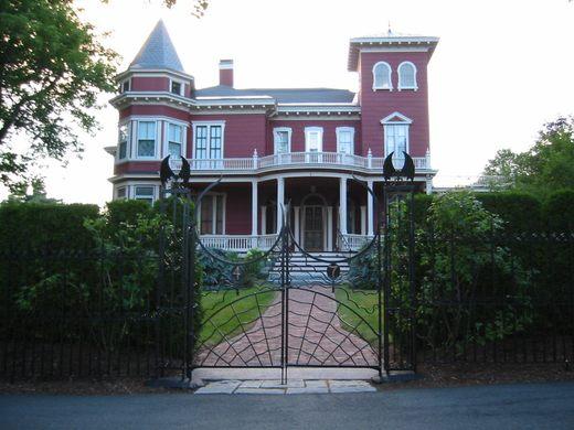 https://www.atlasobscura.com/places/stephen-kings-house?utm_source=Atlas+Obscura+Weekly+Newsletter&utm_campaign=975e24166b-Weekly_EMAIL_CAMPAIGN_2022_10_19&utm_medium=email&utm_term=0_45471cf27f-975e24166b-74435538&mc_cid=975e24166b&mc_eid=92669df243