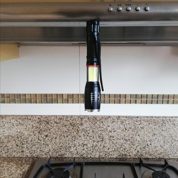 Linterna poderosa con luz lateral