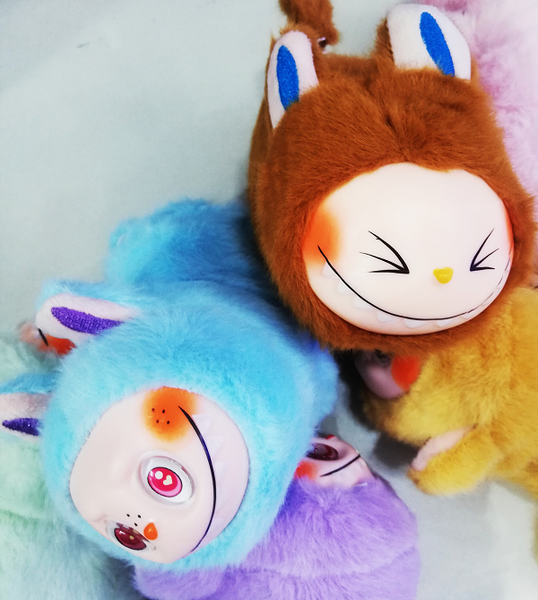 Pechuche Pulsera Labubu de Felpa