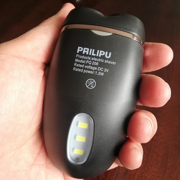 Afeitadora de bolsillo con linterna