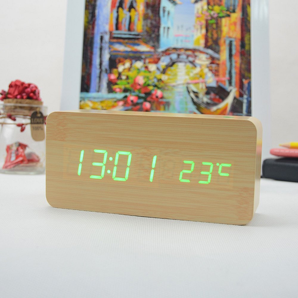 Reloj despertador maderado