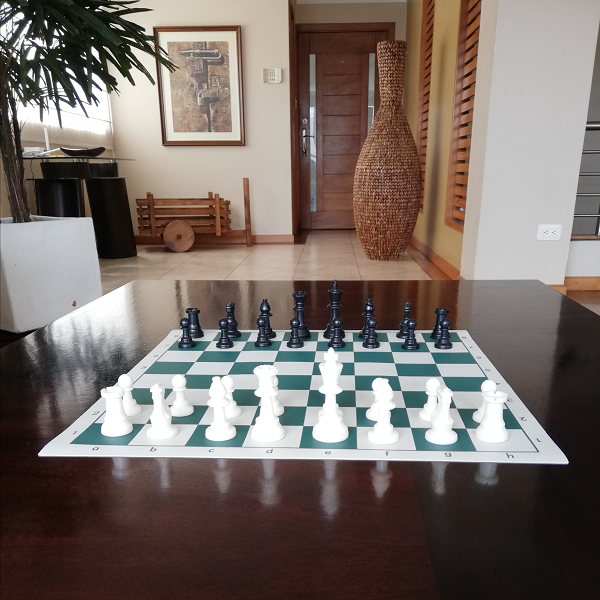 Ajedrez Enrollable de Cuero Sintético