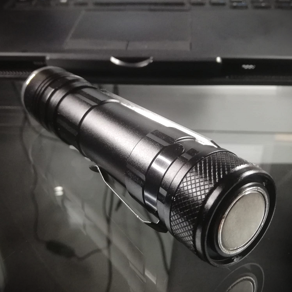 Linterna Doble Luz e Imán T6-26