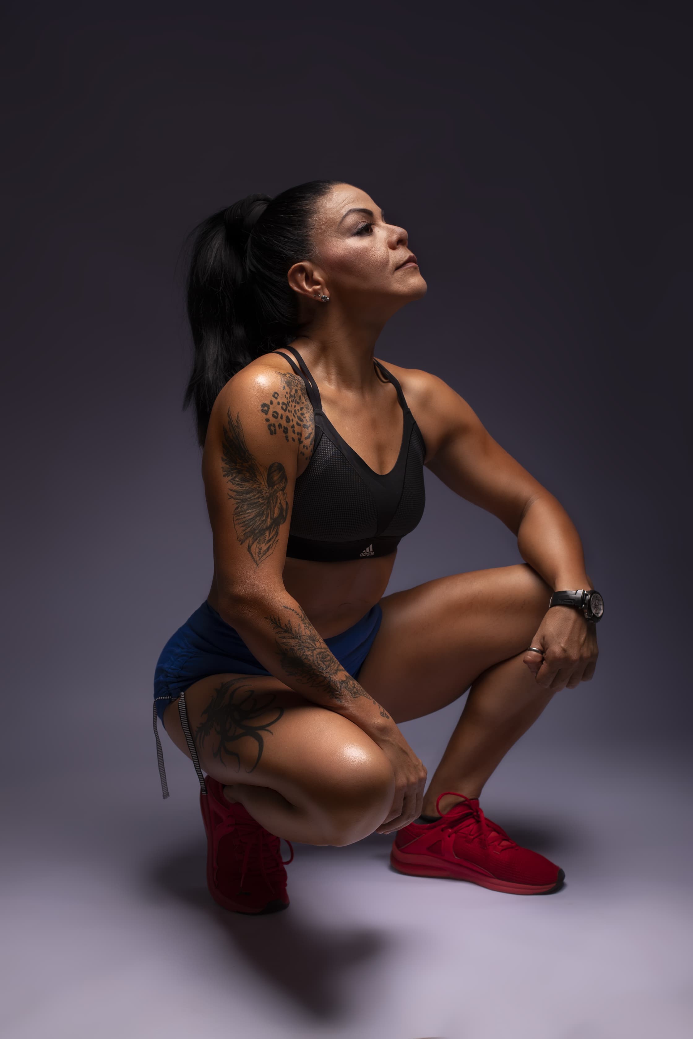 Ana Esquivel, entrenadora de fuerza, en pose de fuerza en el estudio