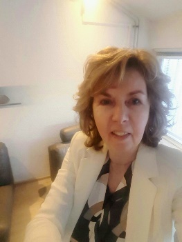 Afbeelding met persoon, muur, binnen, vrouw
Automatisch gegenereerde beschrijving