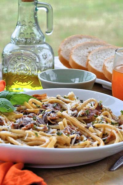 pasta with mushrooms and fried prosciutto
