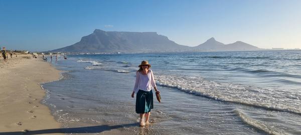 Image of a neurolanguage coach feeling relaxed at the beach