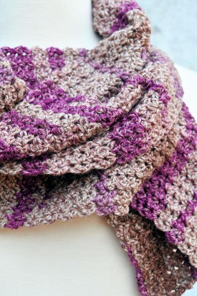 closeup of knit look beginner scarf