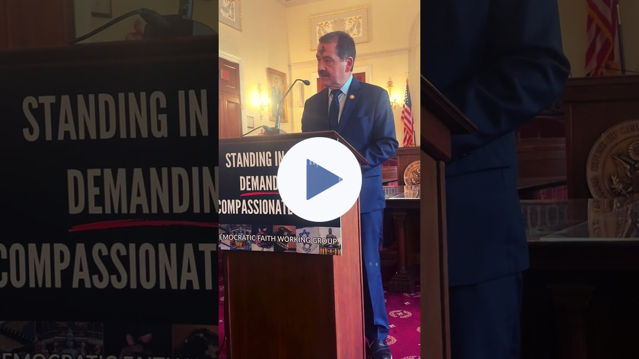 Rep. Chuy Garcia asks Republicans to give up billionaires for Lent at Ash Wednesday service