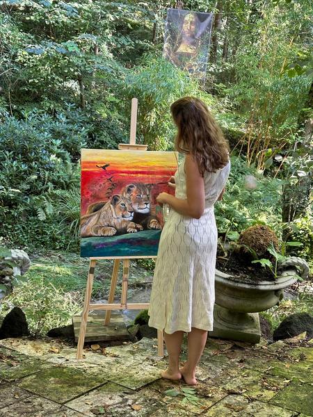 Monira am Malen im Bambuswald