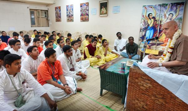 Lecturing to Gurukula Boys Vrindavana, India