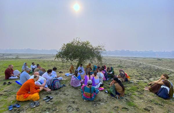 Sankarshan Das class at river Yamuna