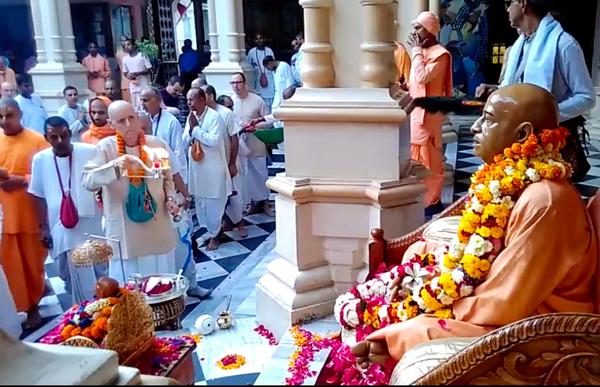 Guru Puja to Srila Prabhupada in Vrindavan