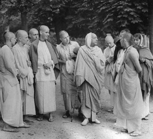 Srila Prabhupada Blesses His Disciples With Fearlessness