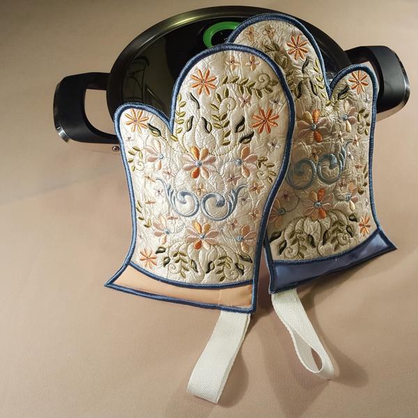 Craft Your Way to a Stylish Kitchen with Our ITH Classic Signature Oven Glove!