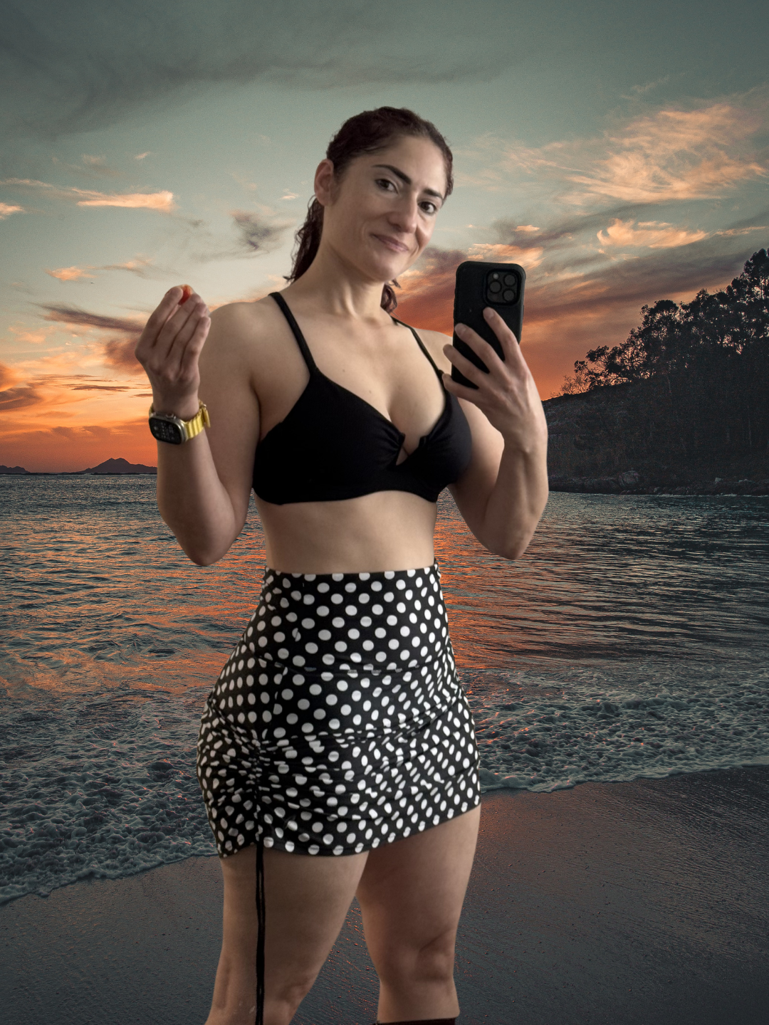 Mujer fuerte y en forma al atardecer en la playa