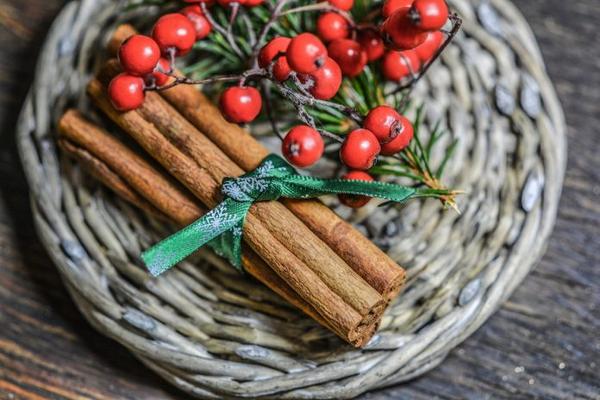Using Cinnamon for Winter Holiday Decorating