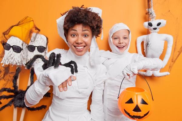 people dressed as mummies for halloween