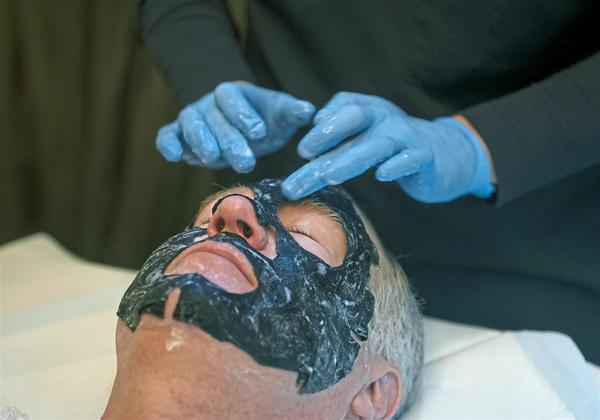 Eva at Esspa applying a Bubbling O2 Mask Facial