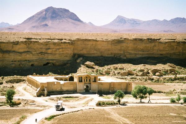 Caravanserai in Izadkhast, Iran (Mbenoist https://commons.wikimedia.org/wiki/File:Izadkhast_caravanserail_samanide.jpg)