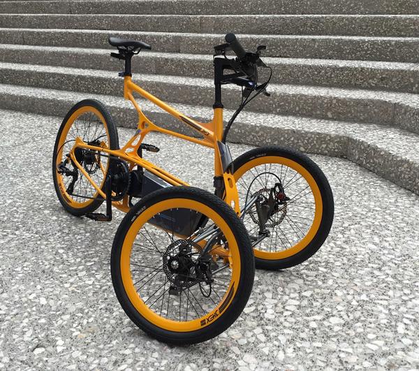 Tilting electric cargo trike