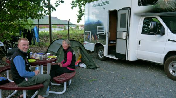 Solo Camping: Tent or RV? Safety and Relaxation