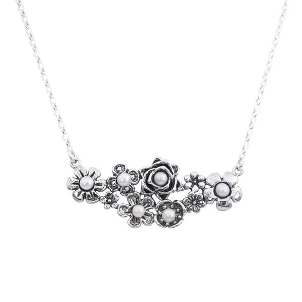 Flowers and pearls necklace