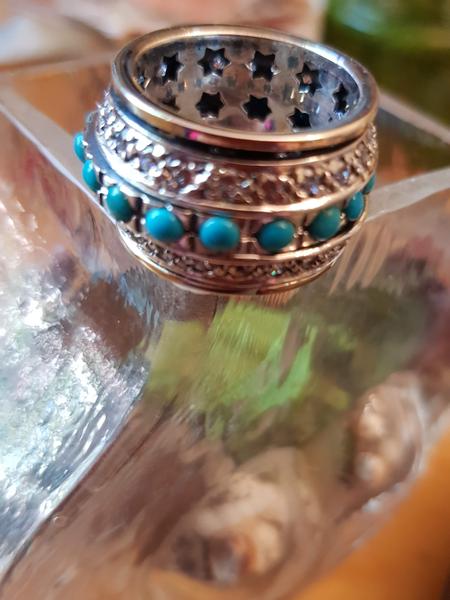 Spiner ring for woman set with gemstones