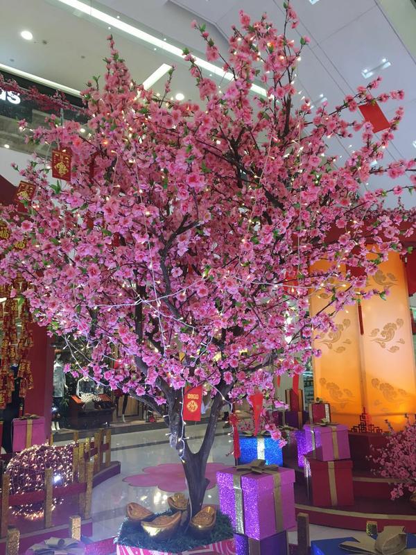 Shanghai Mall decorated for New Year's