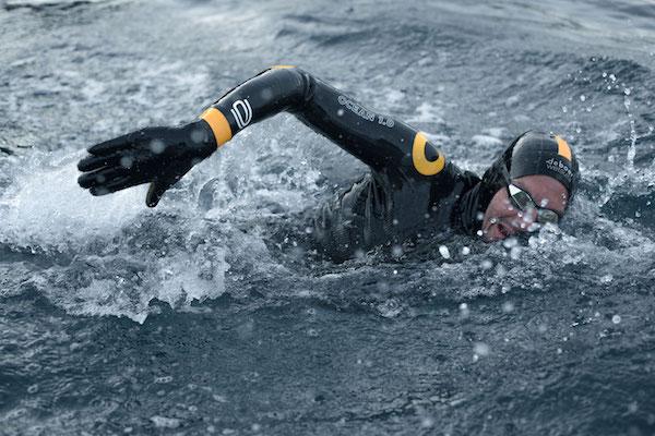 Jan Frodeno swimming in deboer wetsuit and gloves