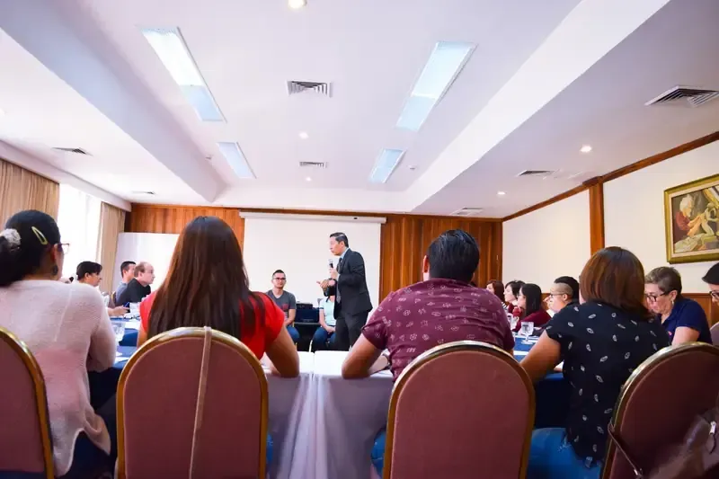 El instructor conduciendo una sesión participativa con micrófono