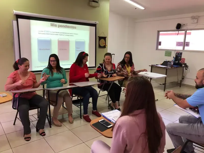 Participantes realizando una dinámica grupal durante un taller