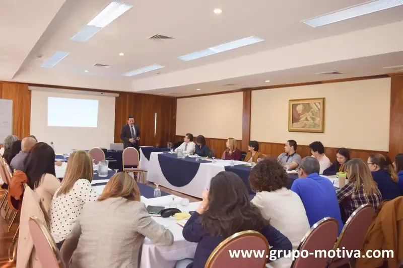Dr. Eduardo Gómez Aguilar impartiendo una capacitación a un grupo de profesionales