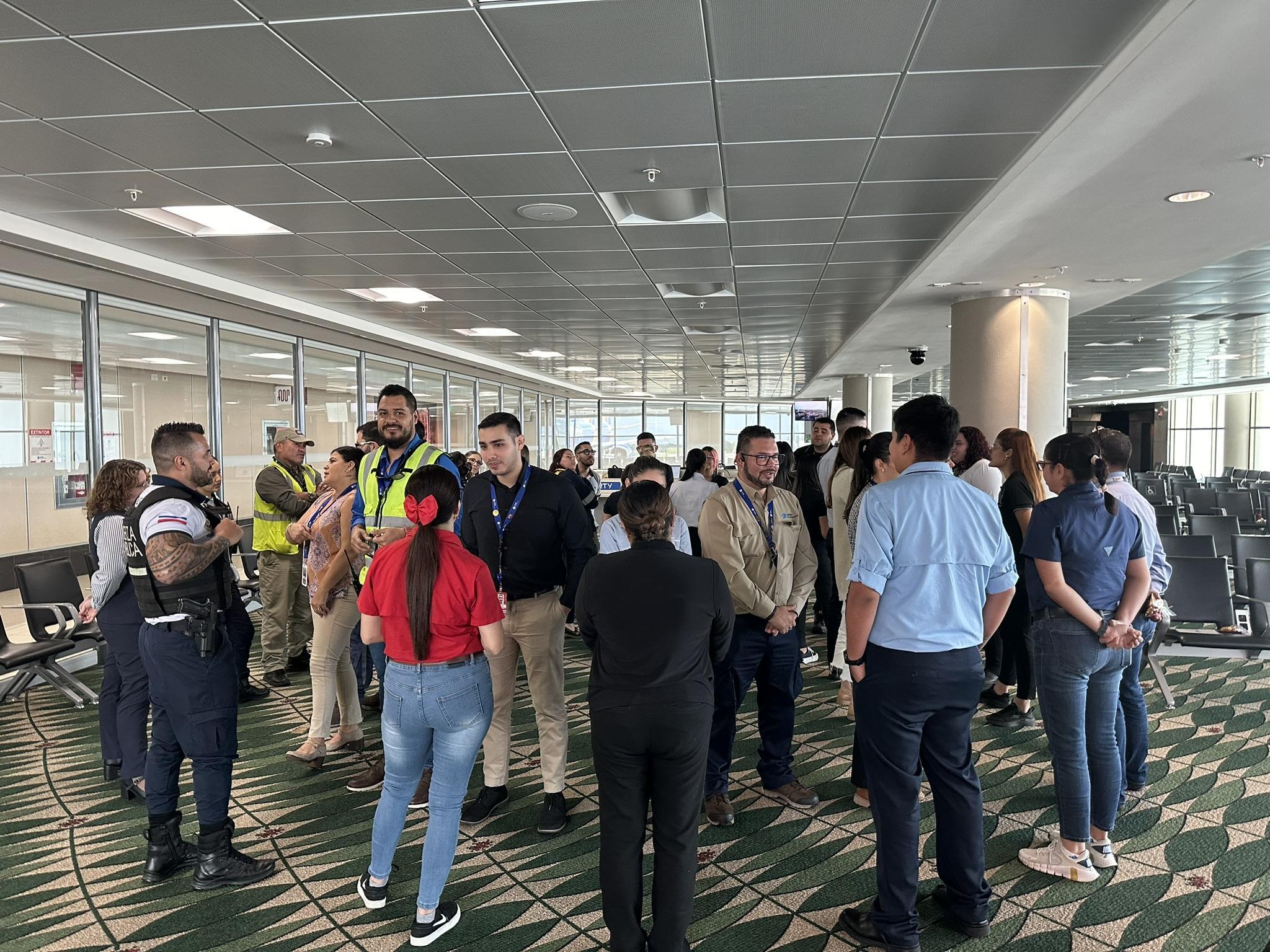 Grupo de colaboradores de distintas áreas participando en una actividad de trabajo en equipo