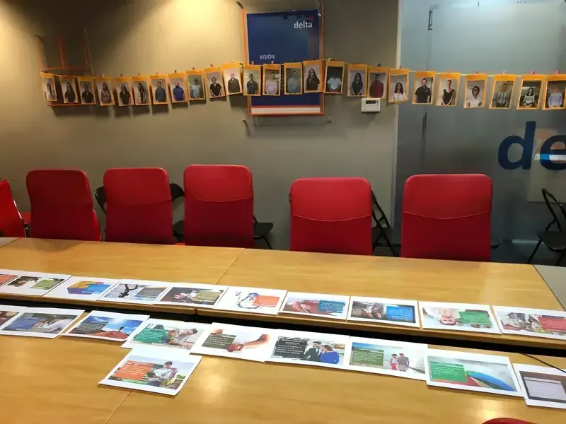 Sala preparada con materiales visuales para un taller de coaching de equipos