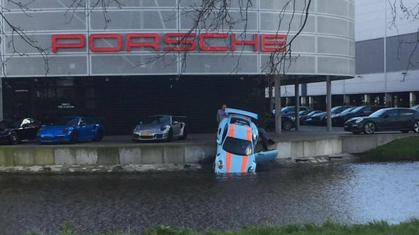 GT3 RS in water