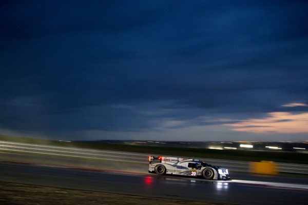 Porsche 919 at night