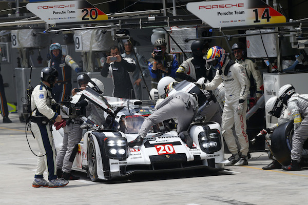 Porsche LMP1 pit stop in Brazil 2014