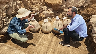 Excavation of five jugs in ancient Shilo