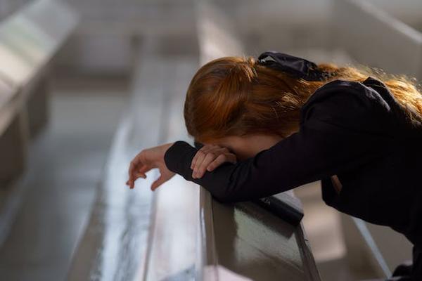 Photo by cottonbro studio: https://www.pexels.com/photo/woman-leaning-on-a-bench-6284260/
